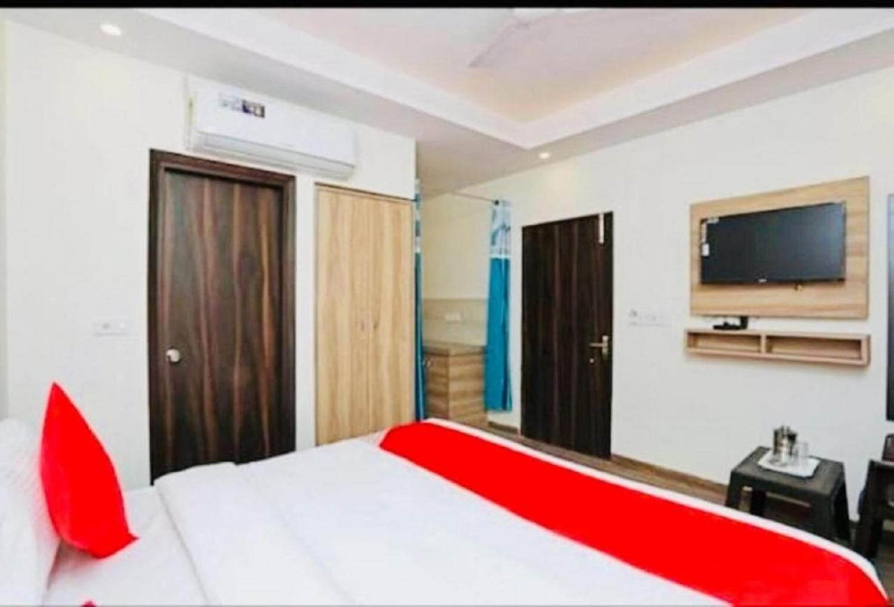 Del Fox Hotel, Delhi Airport ニューデリー エクステリア 写真